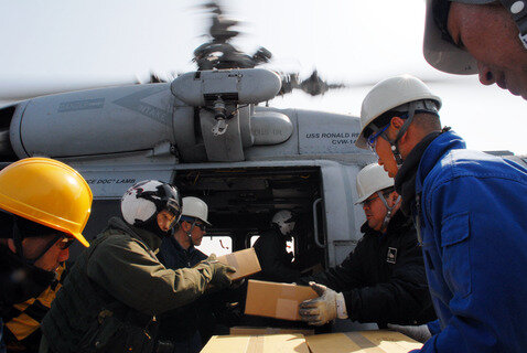 <p>
	In Zusammenarbeit mit der US Navy verteilen Japaner Hilfsgüter für die Opfer der Katastrophe.</p>
