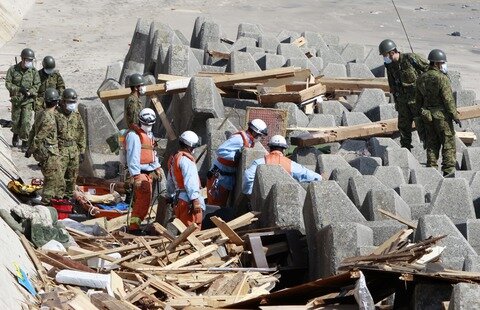 <p>
	Helfer versuchten, ein Opfer aus den Trümmern von Toyoma zu bergen.</p>
