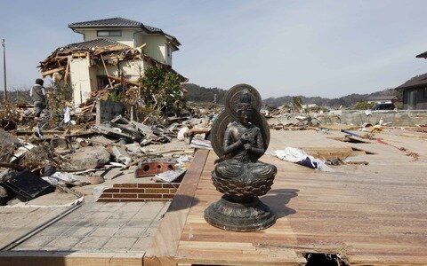 <p>
	Statue vor einem zerstörten Haus in Toyoma.</p>
