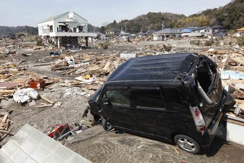 <p>
	Demoliertes Auto in den Trümmern von Toyoma.</p>
