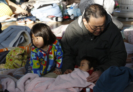 <p>
	Ein Mädchen und seine Familie haben in einer Turnhalle in Sendai ein Obdach gefunden.</p>
