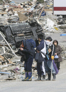 <p>
	Beim Blick auf die Trümmer bricht dieser Mann in Onagawa in Tränen aus.</p>
