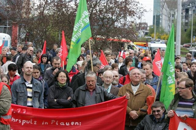<p>
	Rund 600 Demonstranten haben am Samstag in Plauen gegen eine Kundgebung von Rechten in Plauen protestiert.</p>
