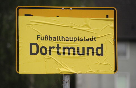 <p>
	Ein Ortschild von Dortmund wurde kurzerhand mit einem Aufkleber mit der Aufschrift &quot;Fussballhauptstadt Dortmund&quot; überklebt.</p>
