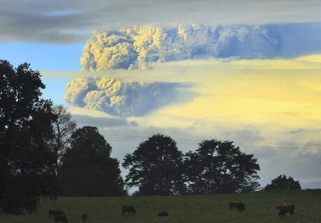 <p>
	Erstmals seit einem halben Jahrhundert ist im Süden Chiles wieder der Vulkan Puyehue ausgebrochen.</p>
