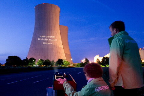 <p>
	Vor der Entscheidung des Bundeskabinetts zum Ausstieg aus der Atomkraft haben Greenpeace-Aktivisten an allen neun noch laufenden Kernkraftwerken gegen die Atompolitik von Schwarz-Gelb protestiert.</p>
