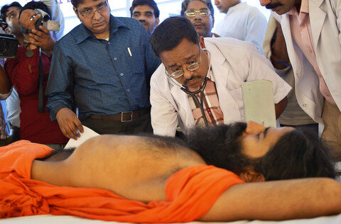 <p>
	Der vor fast einer Woche in einen Hungerstreik getretene indische Yoga-Guru Swami Baba Ramdev ist in ein Krankenhaus eingeliefert worden.</p>
