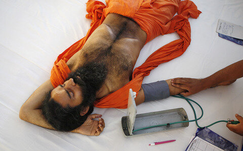 <p>
	Sein Zustand sei &quot;ziemlich ernst&quot;, sagte sein Sprecher Lalit Mishra. Ramdev könne nur noch liegen und nicht mehr sprechen. Darum sei er in eine Klinik im nordindischen Dehradun gebracht worden.</p>
