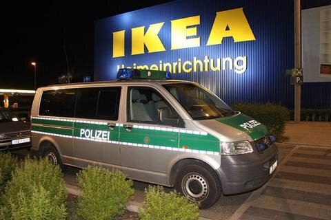 Bei einem Anschlag in der Dresdner Ikea-Filiale sind am Freitagabend in Dresden zwei Menschen verletzt worden. 