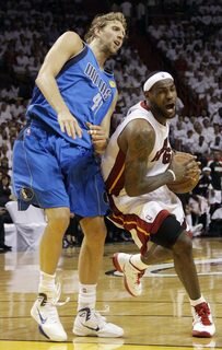 <p>
	Bester Werfer der Mavericks, die erfolgreich Revanche für das gegen Miami verlorene Finale von 2006 nahmen, war Jason Terry mit 27 Zählern, aufseiten der Heat war LeBron James mit 21 Punkten erfolgreichster Spieler.</p>
