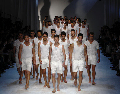 <p>
	Auf der Mailänder Modewoche hat Dolce &amp; Gabbana einen Ausblick auf die Frühjahrs- und Sommermode 2012 gegeben.</p>
