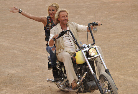 <p>
	Starker Auftritt: Thomas Gottschalk und Michelle Hunziker fuhren am Samstag auf einem Motorrad in die Stierkampf-Arena &quot;Coliseo Balear&quot; in Palma de Mallorca.</p>
