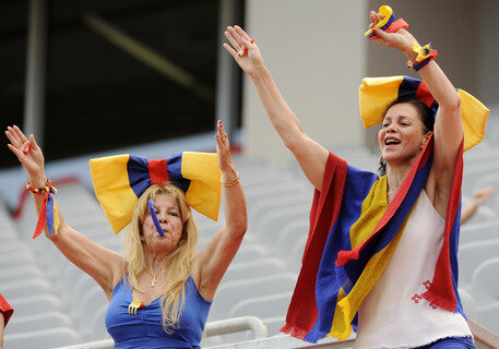 <p>
	Diese Anhängerinnen halten dem Team aus Kolumbien die Daumen.</p>
