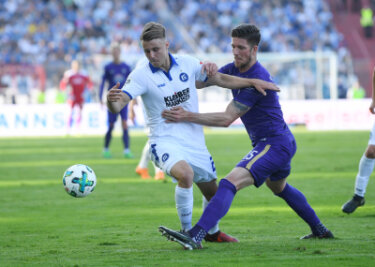 0:0 in Karlsruhe: Aue wahrt Chance auf den Klassenerhalt - Der Karlsruher Marco Thiede (links) und der Auer Dennis Kempe kämpfen um den Ball.