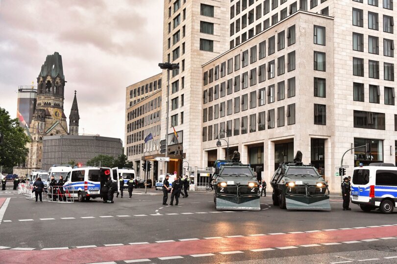 Einsatzfahrzeuge der Polizei gehen am Hotel Waldorf Astoria Berlin in Stellung. Dort sind seit dem Abend der ukrainische Präsident Selenskyj sowie weitere Regierungsvertreter aus unterschiedlichen Ländern untergebracht.