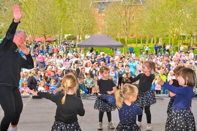 Die Saisoneröffnung am 1. Mai 2023, im Bild eine Kinder-Tanzgruppe, lockte Besucher in Scharen in den Park.