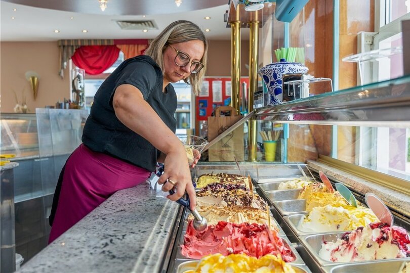 Mandy Pieschel füllt an der Theke einen Eisbecher. Die beliebteste Sorte ist Joghurt-Kirsch