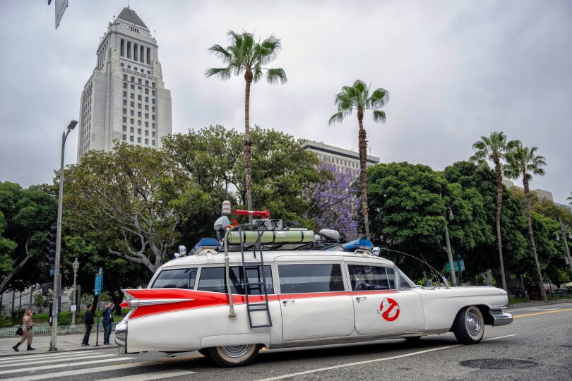Der Ecto-1, ein Cadillac Miller-Meteor Sentinel aus dem Jahr 1959, der im Film Ghostbusters von 1984 verwendet wurde, ist vor dem Rathaus von Los Angeles zu sehen. Der Stadtrat von Los Angeles hat den 8. Juni während einer Zeremonie im Rathaus offiziell zum Ghostbusters-Tag in L.A. erklärt.