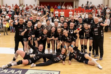 Das schönste Jubelbild der Saison: Gegen Bad Wildungen feierten die Bundesliga-Handballerinnen des BSV Sachsen Zwickau nicht nur den siebten Saisonsieg, sondern vor allem den Klassenerhalt und freuen sich jetzt schon auf das vierte Jahr im deutschen Oberhaus.