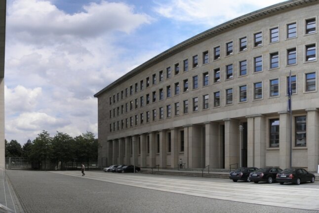 Die in Berlin tätigen Mitarbeiter des Auswärtigen Amtes arbeiten zu einem großen Teil im ehemaligen Sitz des SED-Zentralkomitees (rechts) am Werderschen Markt. Bis 1945 beherbergte das Gebäude die Reichsbank. Links der Neubau des Auswärtigen Amtes.