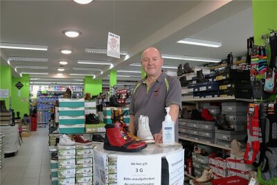 Roy Wagner vom Schwarzenberger Schuhhaus Wagner darf nun auch wieder negativ getestete Kunden in den Bereich lassen, in dem Schuhe verkauft werden. 