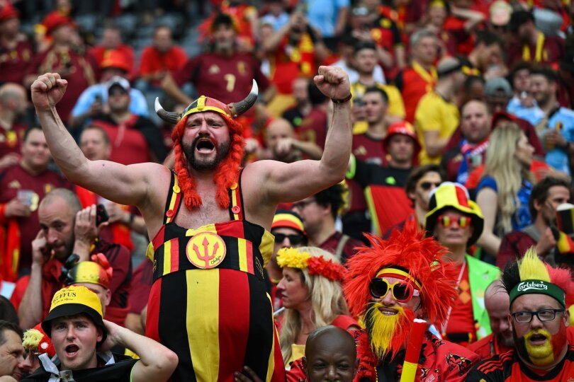 Unbeugsame Unterstützung: Ein Fan in Wikinger-Kostüm jubelt vor der Menge in den belgischen Nationalfarben. Bereits vor Anpfiff des EM-Spiels zwischen Belgien und der Slowakei, werden Fanlieder in der Frankfurt Arena angestimmt.