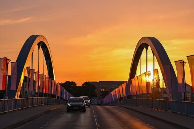 Autos fahren zum Sonnenaufgang über die Stadtbrücke über den Grenzfluss Oder zwischen Frankfurt und dem polnischen Slubice. Zum 20. Jahrestag des EU-Beitritts Polens wollen sich am Mittag die Außenminister der beiden Nachbarländer treffen.