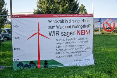 Mit Plakaten sprechen sich einige Anwohner von Neukirchen offen gegen die geplanten Windkraftanlagen aus.