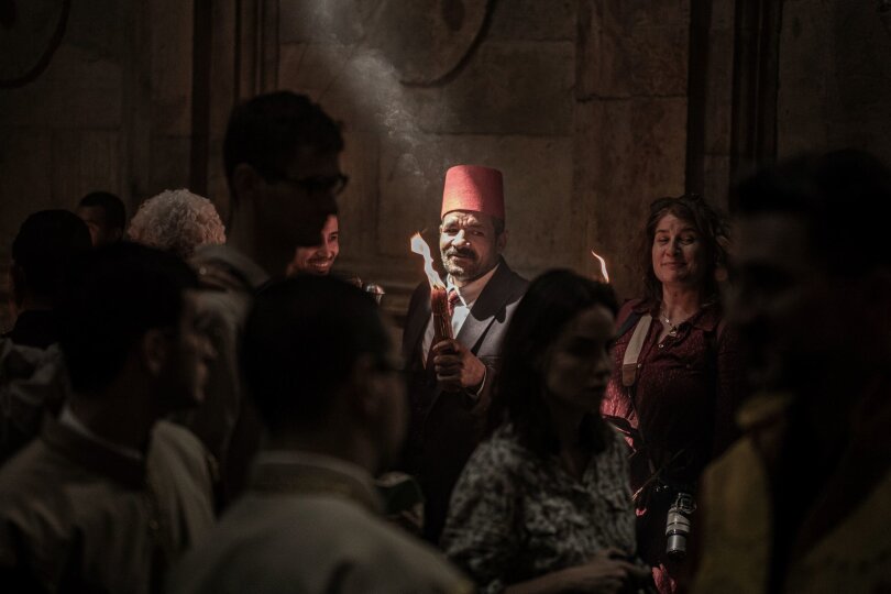 In der Grabeskirche in Jerusalems Altstadt findet die Zeremonie des Heiligen Feuers statt. Dort versammeln sich orthodoxe Christen, so wie diese Teilnehmer.