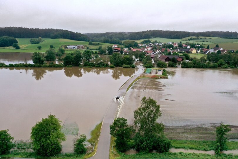 Übergetretene Ufer und überschwemmte Straßen im bayerischen Kammeltal - die Hochwasserlage im Süden Deutschlands hält an.