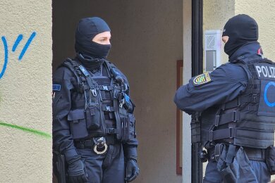 Polizisten stehen am Mittwoch vor einem Haus im Leipziger Stadtteil Connewitz.
