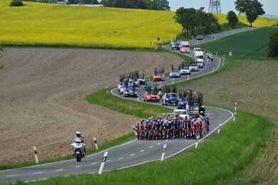 Die Frauen fahren das Rennen über 153,5 Kilometer Rund um Gera bei Wöhlsdorf.