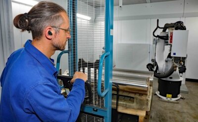 Ein Mitarbeiter der Firma Rudert Edelstahl-Technik bereitet Wärmetauscher für das Laserschweißen vor. Der Betrieb begann 1995 mit dem Bau der ersten Halle.