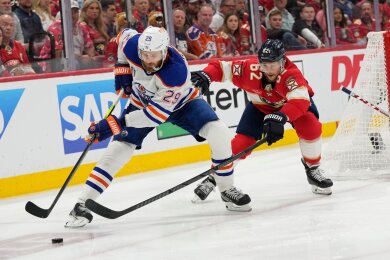Leon Draisaitl (l) musste mit den Edmonton Oilers bereits die zweite Niederlage gegen die Florida Panthers hinnehmen.