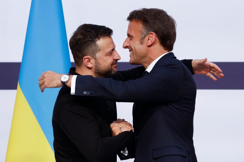 Der ukrainische Präsident Wolodymyr Selenskyj (l) kam mit Frankreichs Präsident Emmanuel Macron in Paris zusammen.