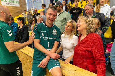 Gelungener Abschluss: Martin Steinfeld, hier mit seiner Ehefrau und seiner Mutter, hat am Sonnabend das letzte Spiel im HSG-Trikot bestritten. 22 Jahre war der Siebenlehner in Freiberg am Ball.