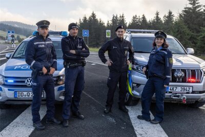 Mehrmals im Monat begeben sich die drei Bürgerpolizisten gemeinsam mit tschechischen Kollegen auf Streife. Im Bild sind sie mit Martin Šikýř (3. v. l.) zu sehen.