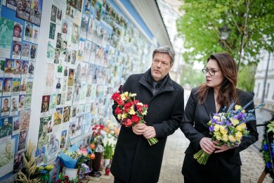 Vizekanzler Robert Habeck legt zusammen mit Julija Swyrydenko, der Ersten Stellvertretenden Premierministerin und Ministerin für Wirtschaft der Ukraine, an der Gedenkmauer für die im Krieg gefallenen Soldaten Blumen nieder.