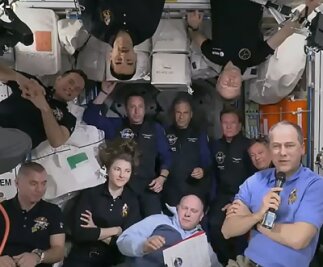 Volles Haus auf der ISS. Elf Personen - zwei Touristen inklusive - hielten sich im April dort auf. So lange alle gesund sind und sich vertragen, ist das kein Problem. Und segnet im Orbit doch mal jemand das Zeitliche, so ist auch dafür vorgesorgt. 