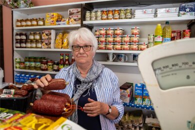 Gudrun Tautenhahn in ihrem Tante-Emma-Laden in Zschorlau. Die 74-Jährige würde noch gern bis 2027 ihr Geschäft offen halten, dann nämlich feiert es sein 100-jähriges Jubiläum.