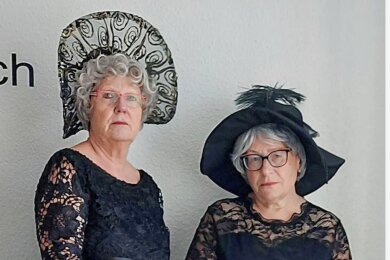 Sie spielen im Stück die Witwen: Marion Fengler als Lotte (links) und Petra Erdmann als Liese. 