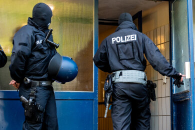 Einsatzkräfte der Polizei haben am Mittwochmorgen 26 Wohnungen in zwölf Bundesländern durchsucht.