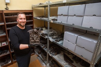 Der neue Chef im Vogtlandmuseum: Sebastian Dressel legt viel Wert auf die korrekte Verpackung und Verwahrung der Museumsobjekte im Depot.