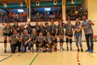 Die Brander Damen sind am Ziel: Die Volleyballerinnen des SSV 91 Brand-Erbisdorf feierten am Sonnabend in der Bergstadthalle in ihren Bezirksmeistertitel und den erstmaligen Aufstieg in die Sachsenklasse.
