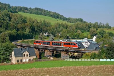 Am bisher letzten Fahrtwochenende der Erzgebirgischen Aussichtsbahn im August 2020 - hier am Sportgelände in Markersbach - kam ein moderner Triebwagen (BR 642) der Erzgebirgsbahn zum Einsatz. 