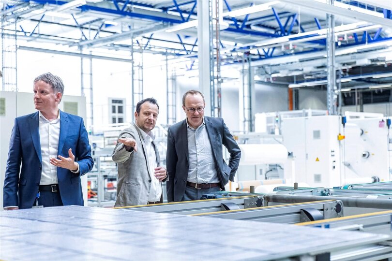 Wolfram Günther mit Produktionschef Daniel Menzel und CEO Gunter Erfurt (v. r.) bei einem Werksbesuch.