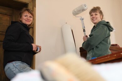 Marlen Einhorn (links) und Doris Schreiber haben den neuen Raum mit Farbe auf Vordermann gebracht.