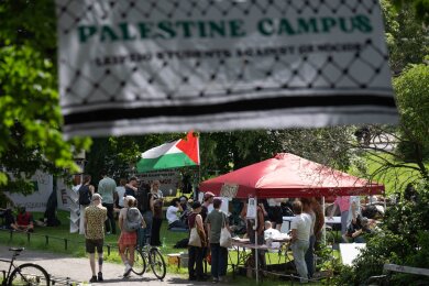 Eine palästinensische Flagge weht in einem propalästinensischen Camp in einem Park in Leipzig.