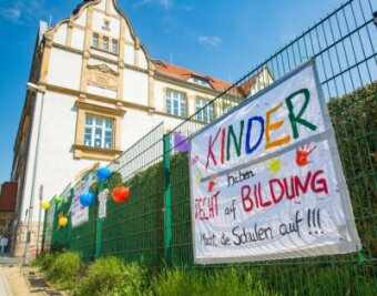 Plakate wie dieses am Zaun nahe der Friedrich-Schiller-Grundschule bewegen die Gemüter in Flöha.