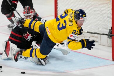 Die Schweden mit Lucas Raymond (r) setzten sich im Spiel um Platz drei gegen Kanada durch.